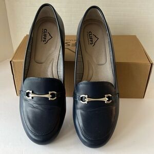 Cliffs By White Mountain Navy Flat Loafers. Style:  Glowing. Size 10. EUC